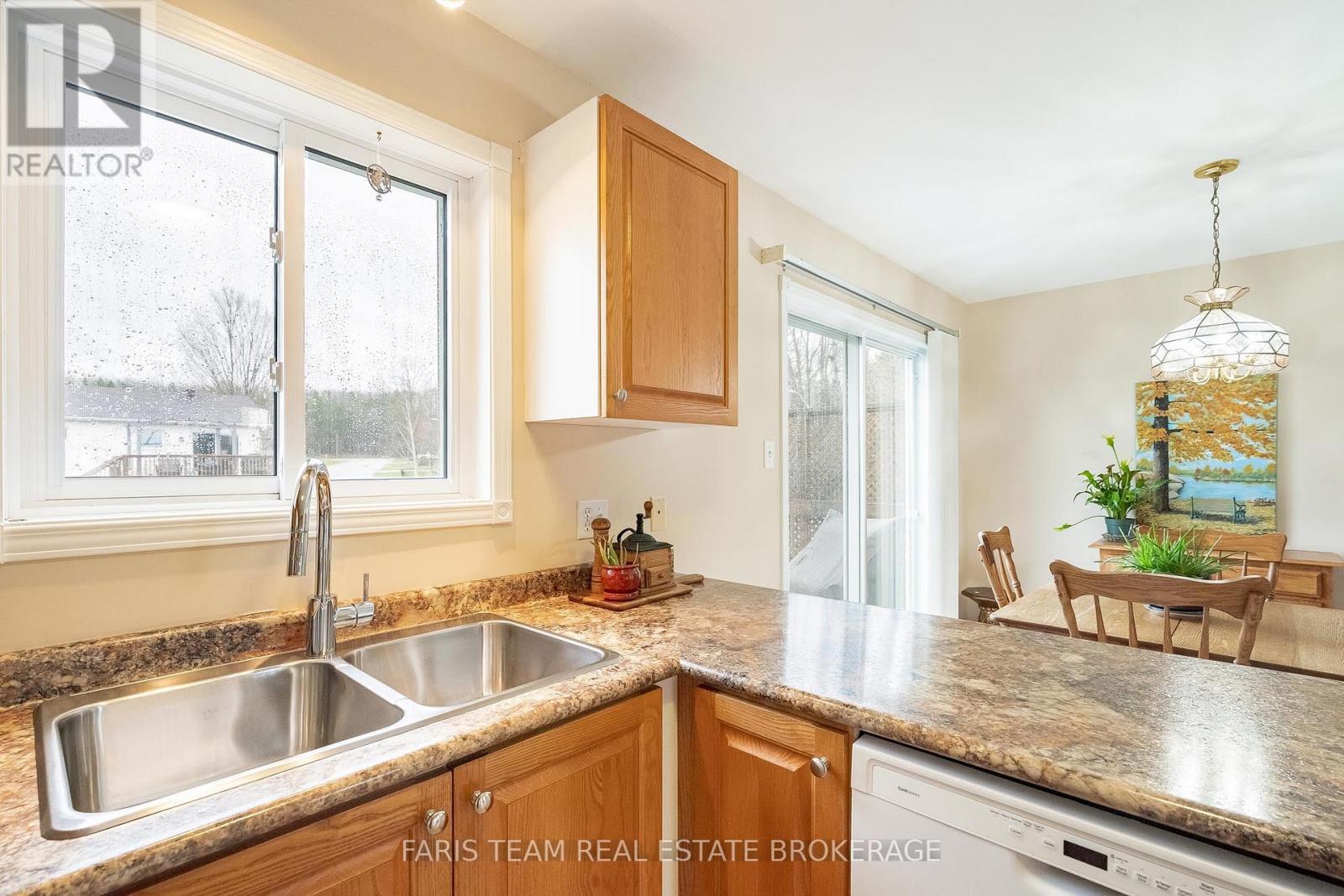 2 Sheffcote Street, Penetanguishene, Ontario  L9M 1W1 - Photo 7 - S13061822