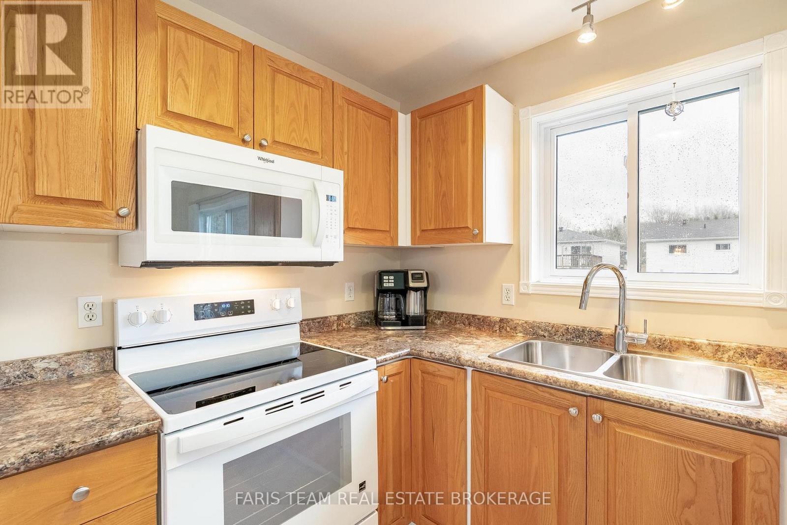2 Sheffcote Street, Penetanguishene, Ontario  L9M 1W1 - Photo 8 - S13061822