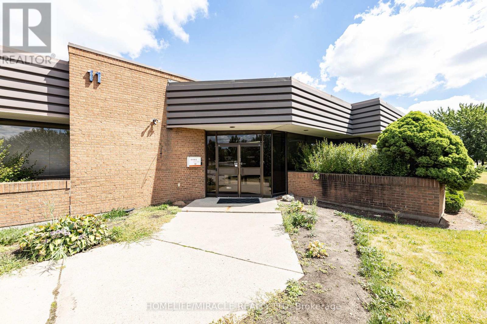 11 Automatic Road E, Brampton, Ontario  L6S 4K6 - Photo 2 - W13061758