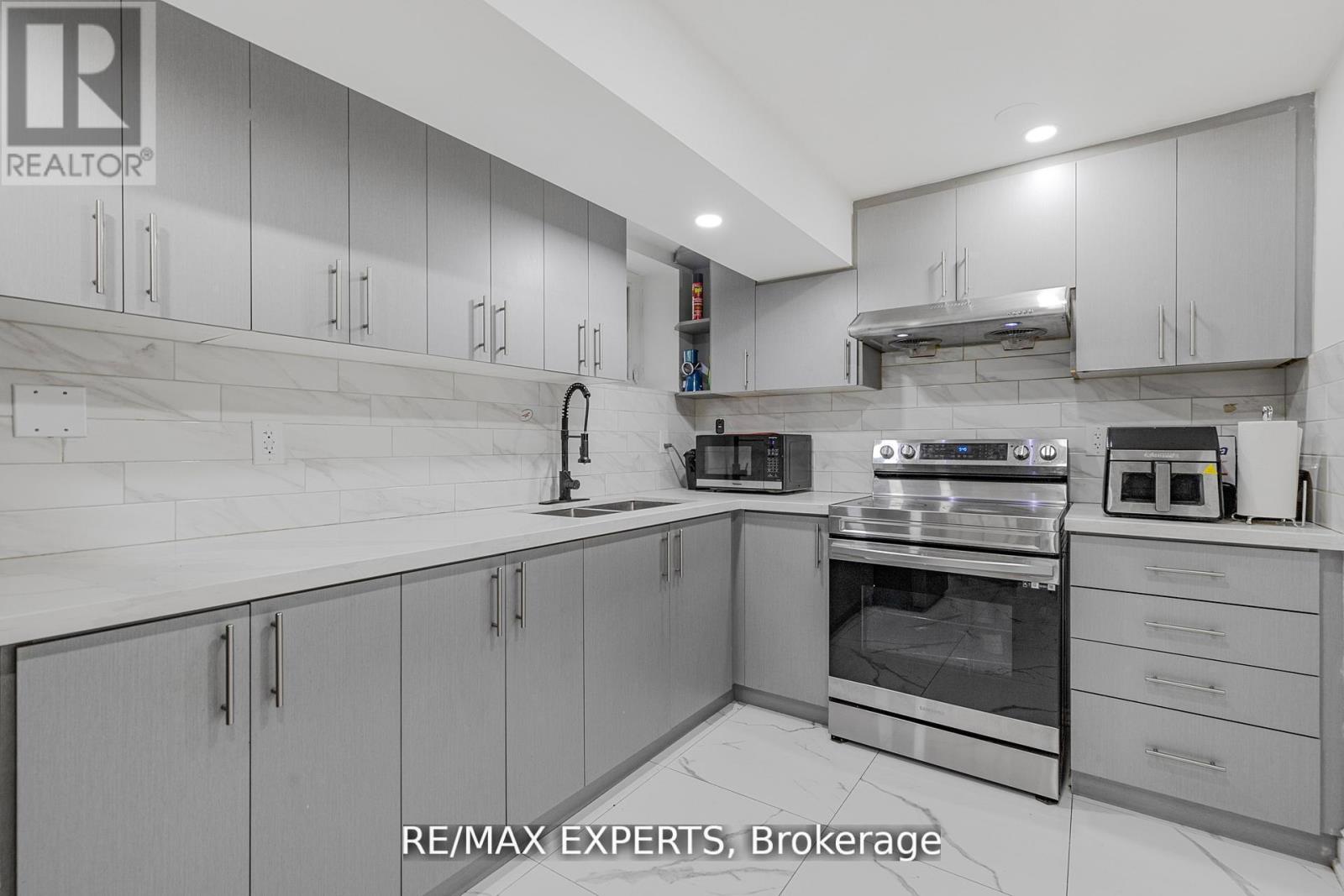 36 Elderwood Place, Brampton, Ontario  L6V 3N3 - Photo 8 - W13061960