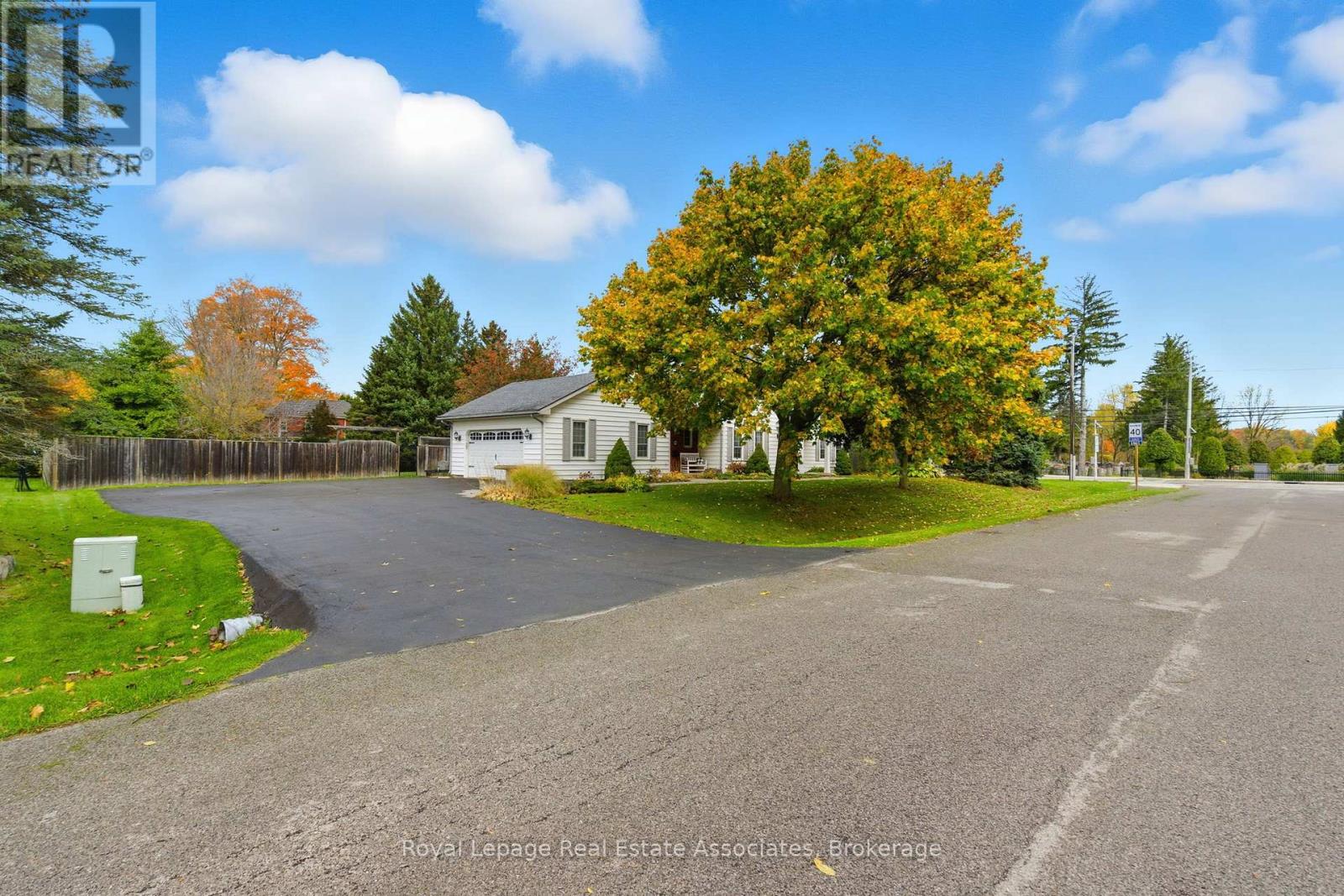 1 Meander Close, Hamilton, Ontario  L0R 1H1 - Photo 3 - X13062066