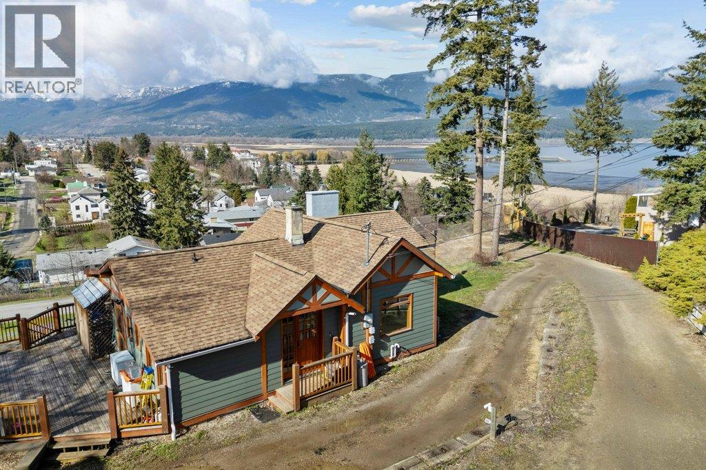 1321 10 Avenue Ne, Salmon Arm, British Columbia  V1E 2V6 - Photo 3 - 10383237