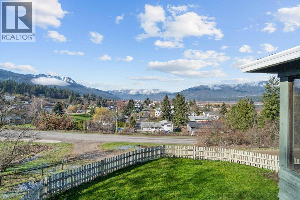1321 10 Avenue Ne, Salmon Arm, British Columbia  V1E 2V6 - Photo 4 - 10383237