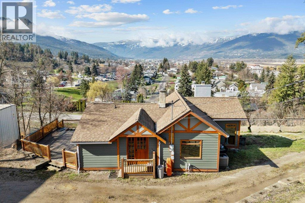 1321 10 Avenue Ne, Salmon Arm, British Columbia  V1E 2V6 - Photo 2 - 10383237