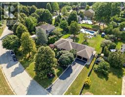 2 BLUEHERON LANE, Hamilton, Ontario