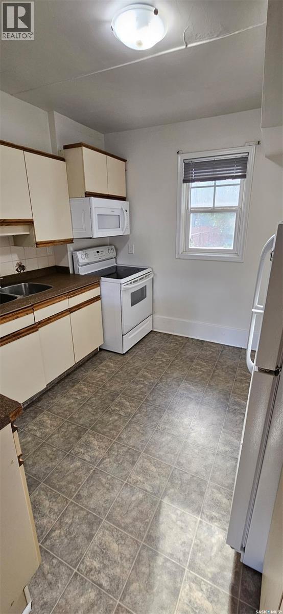 617 Clarence Avenue S, Saskatoon, Saskatchewan  S7H 2E1 - Photo 2 - SK034227