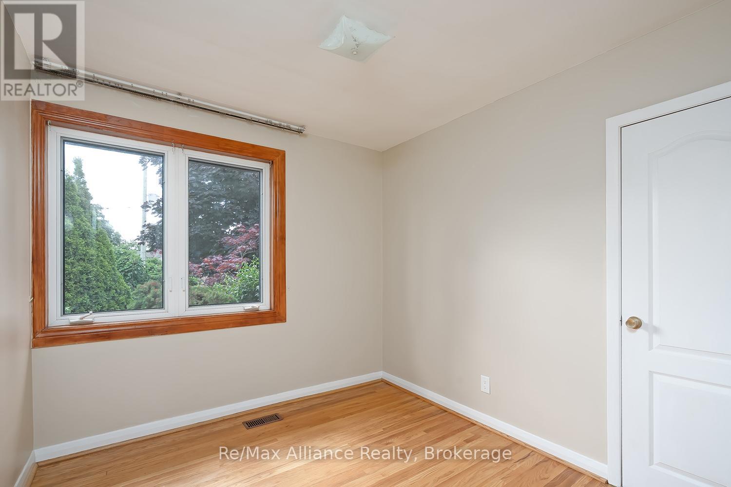 543 Pinegrove Road, Oakville, Ontario  L6K 2C2 - Photo 17 - W12853856