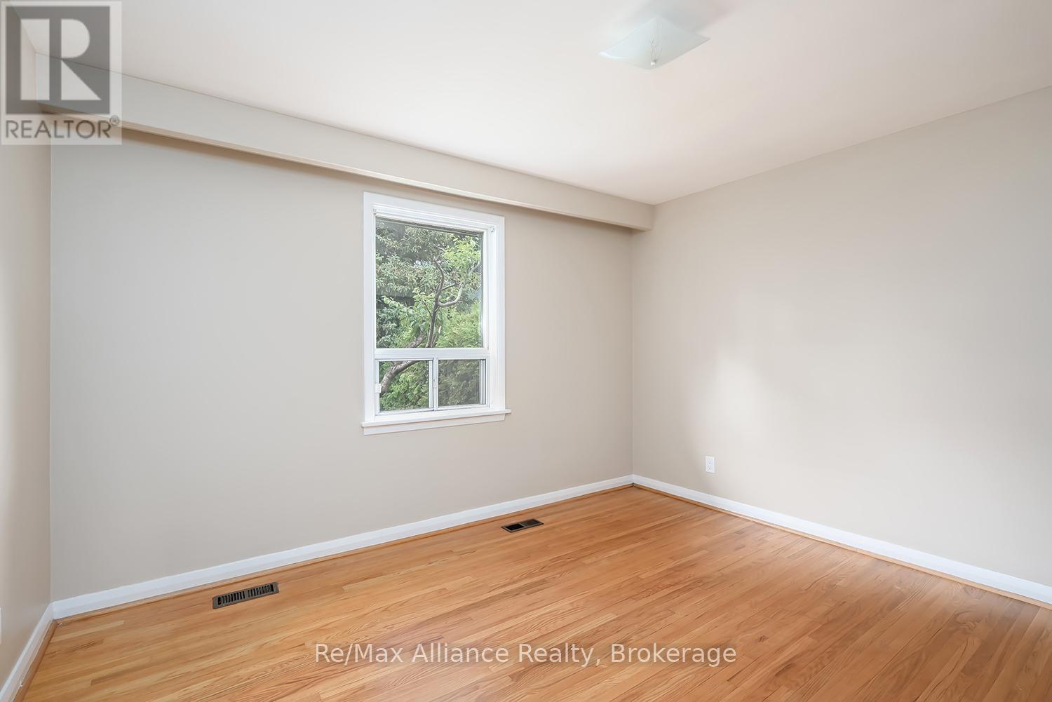 543 Pinegrove Road, Oakville, Ontario  L6K 2C2 - Photo 15 - W12853856