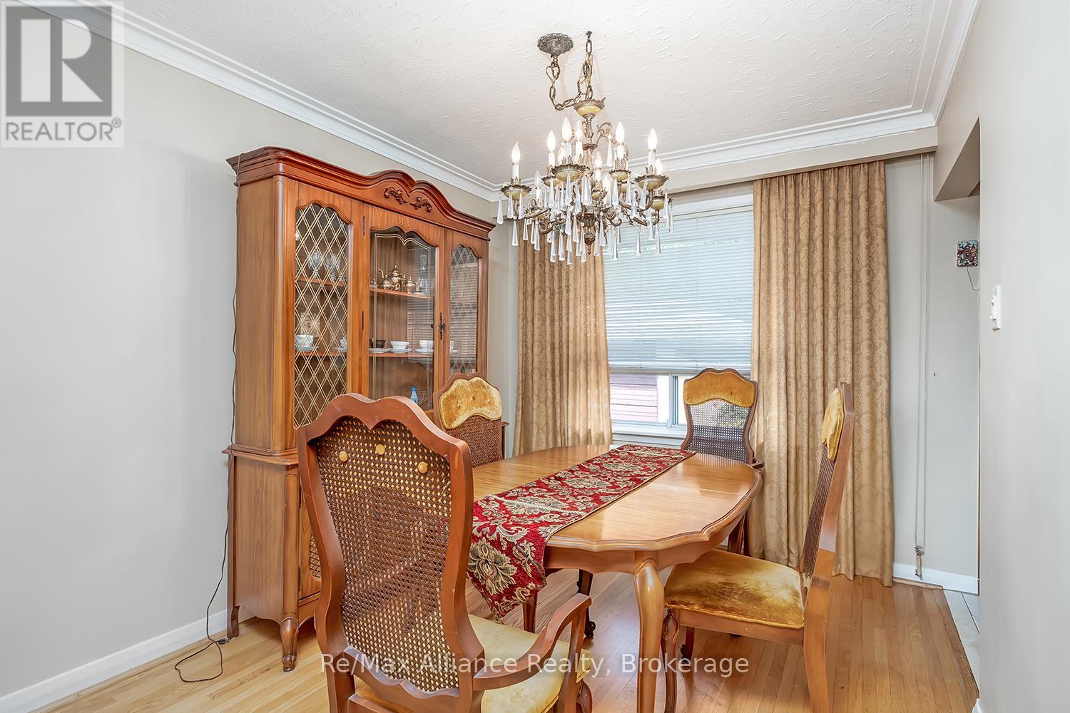 543 Pinegrove Road, Oakville, Ontario  L6K 2C2 - Photo 8 - W12853856