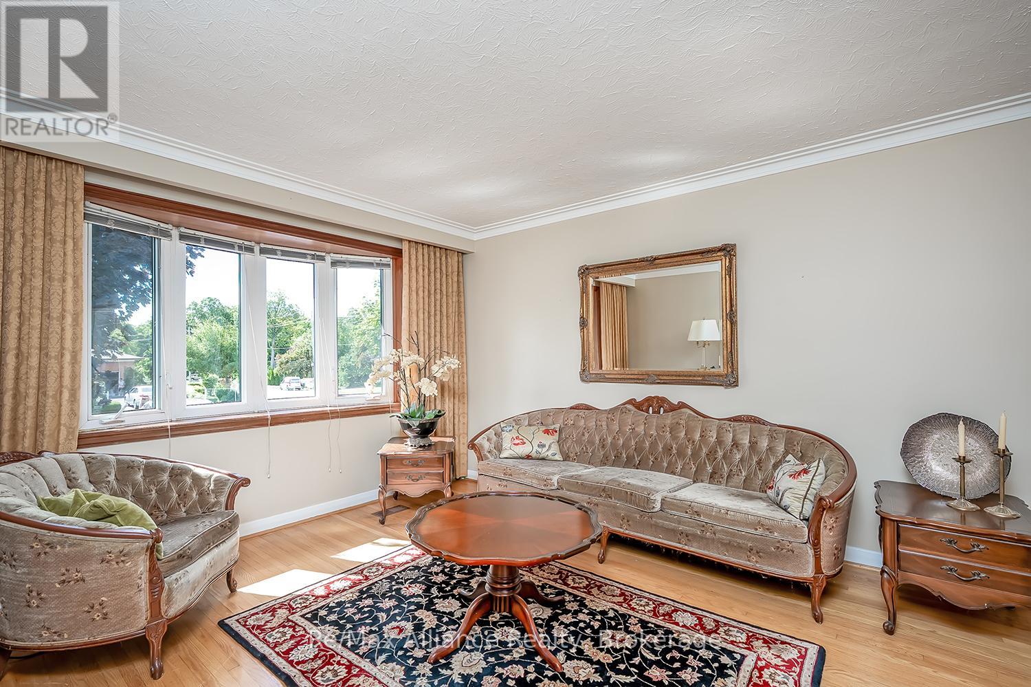 543 Pinegrove Road, Oakville, Ontario  L6K 2C2 - Photo 5 - W12853856