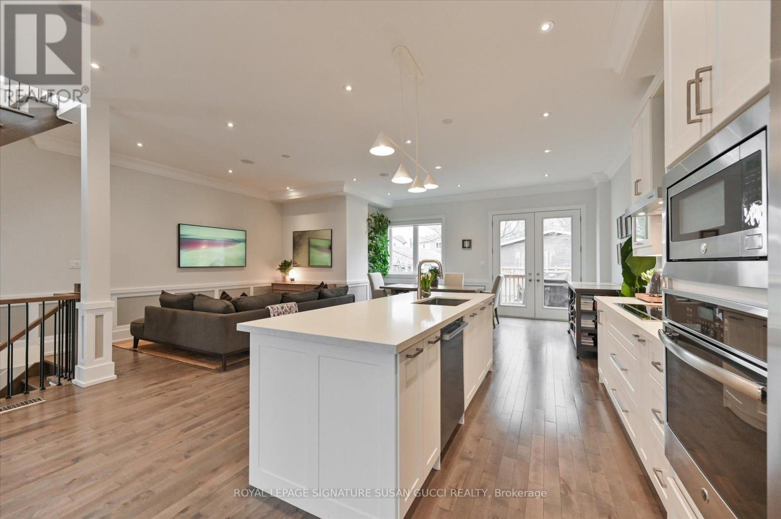20 Warvet Crescent, Toronto, Ontario  M4B 1P3 - Photo 8 - E13062650