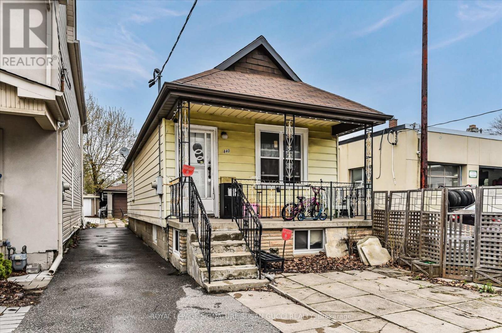 840 Sammon Avenue, Toronto, Ontario  M4C 2E8 - Photo 2 - E13062698
