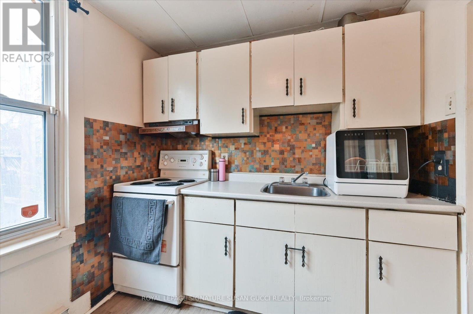 840 Sammon Avenue, Toronto, Ontario  M4C 2E8 - Photo 7 - E13062698