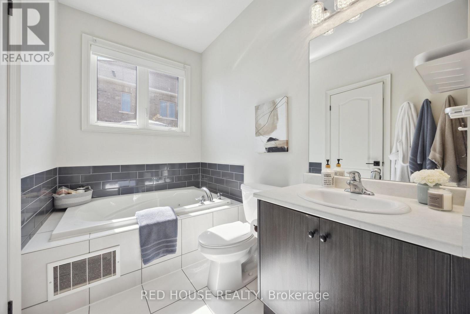 74 Mcdonnell Crescent, Bradford West Gwillimbury, Ontario  L3Z 0S7 - Photo 13 - N13062306