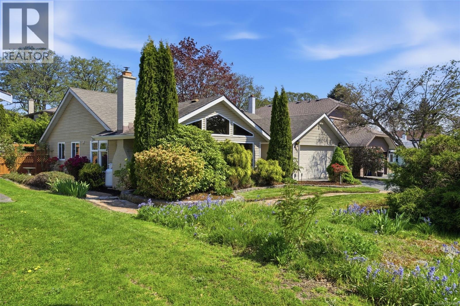 4003 Hopesmore Dr, Saanich, British Columbia  V8N 6A3 - Photo 3 - 1033384