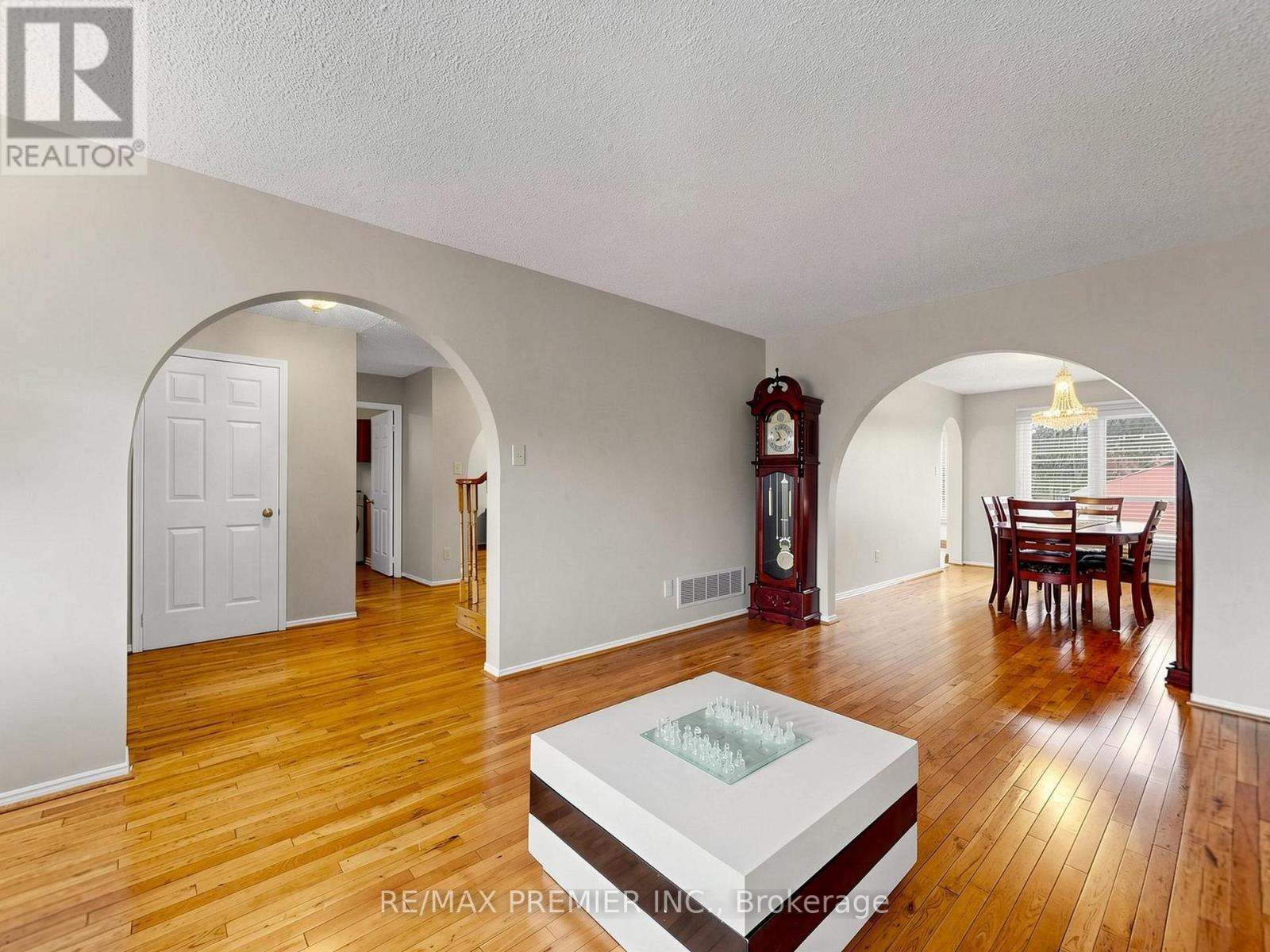 4579 Guildwood Way, Mississauga, Ontario  L5R 1Z2 - Photo 4 - W13062286