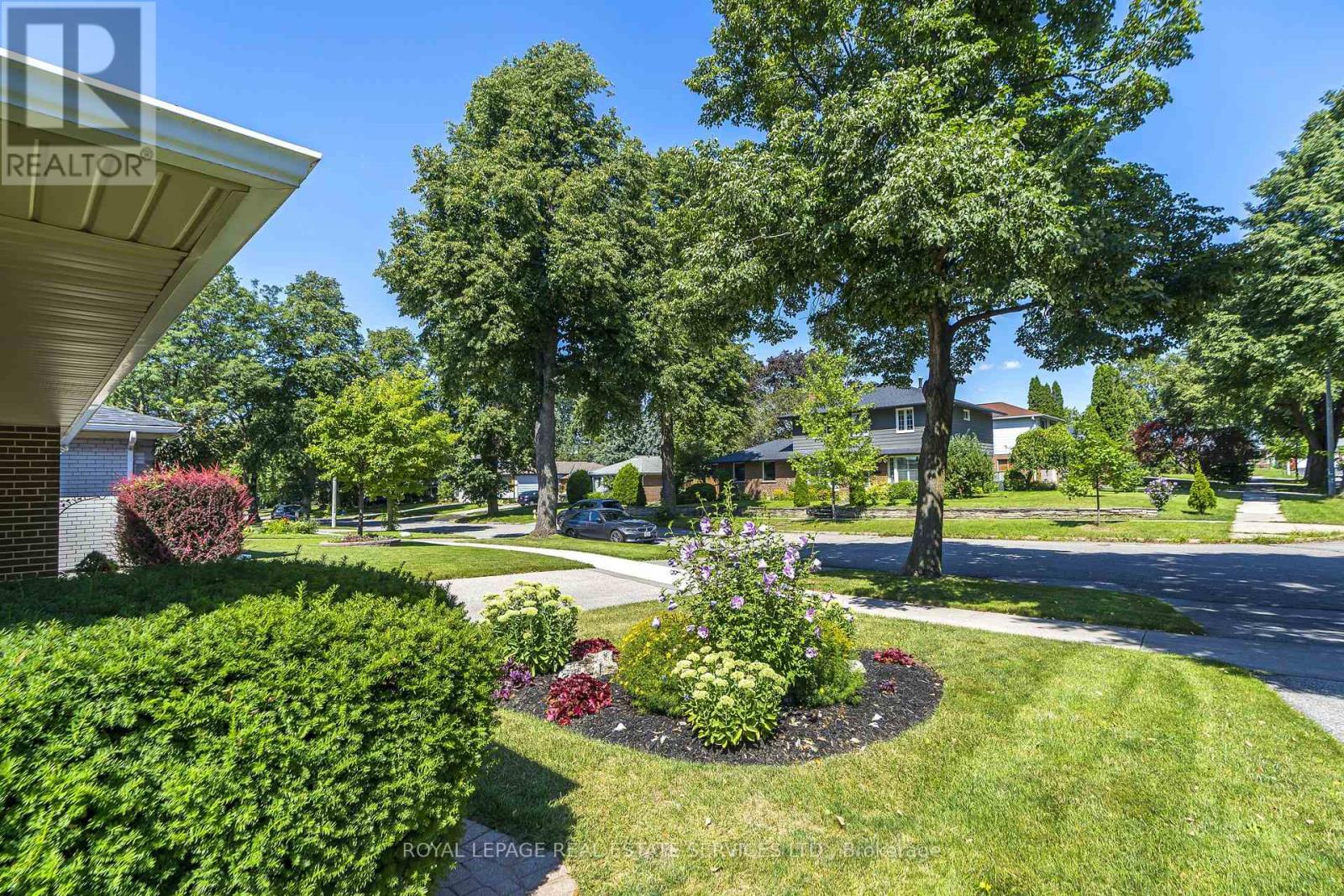 23 Birchleaf Crescent, Toronto, Ontario  M9R 2L5 - Photo 2 - W13062340