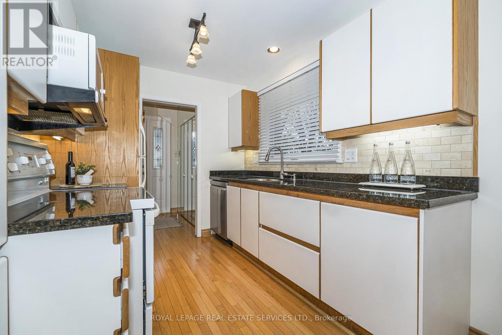 23 Birchleaf Crescent, Toronto, Ontario  M9R 2L5 - Photo 8 - W13062340