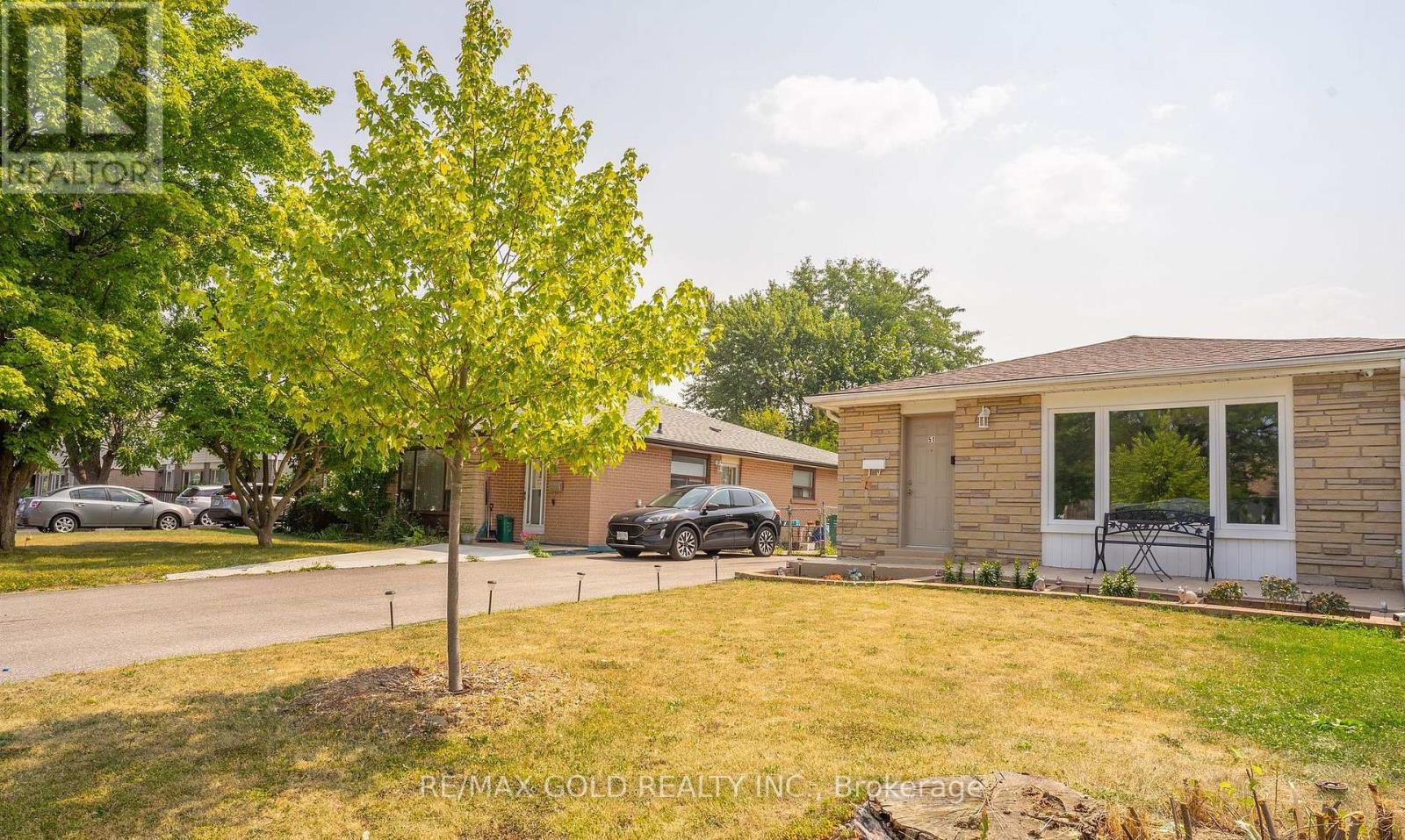51 Davenport Crescent, Brampton, Ontario  L6T 3L5 - Photo 2 - W13062342
