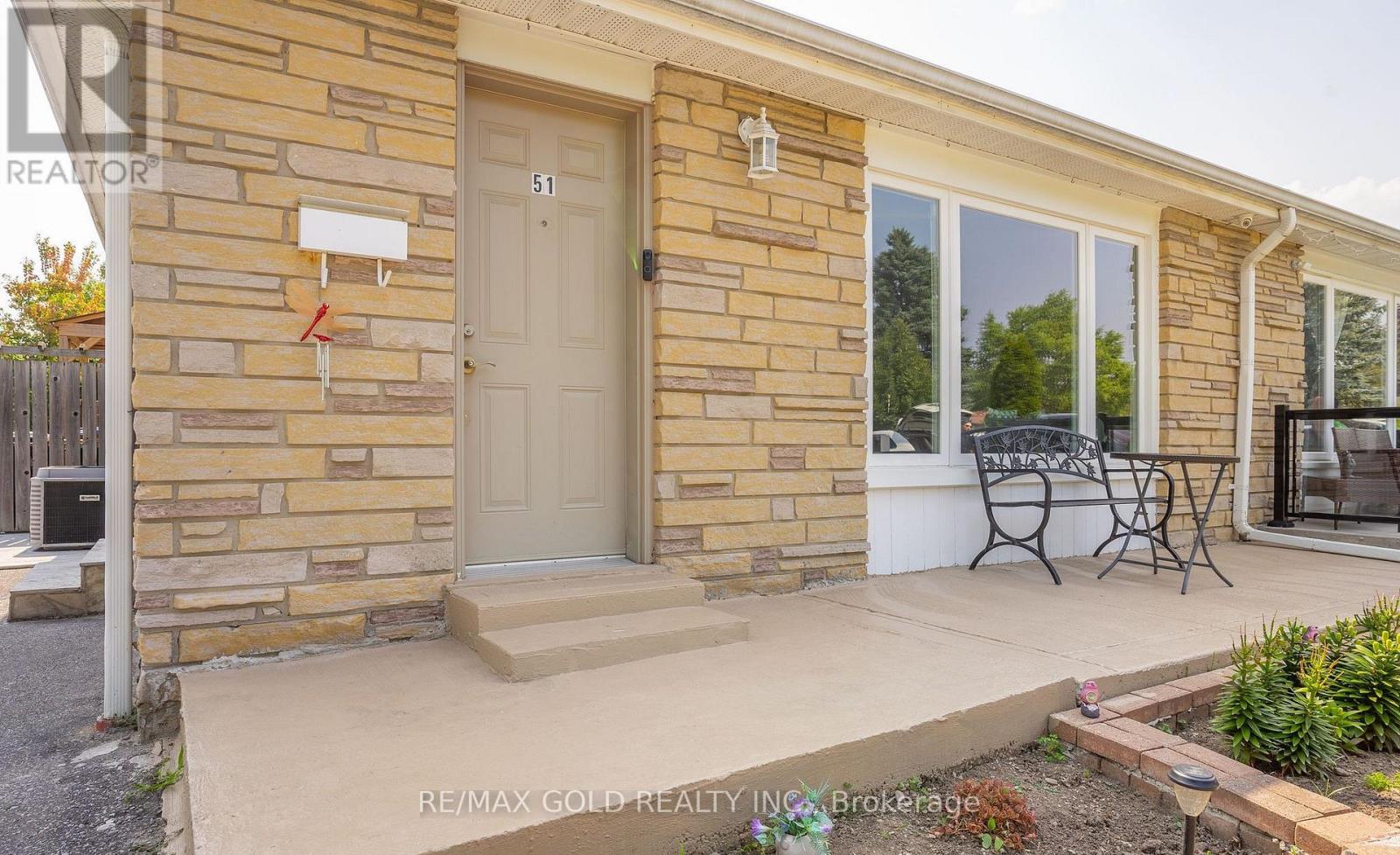 51 Davenport Crescent, Brampton, Ontario  L6T 3L5 - Photo 4 - W13062342