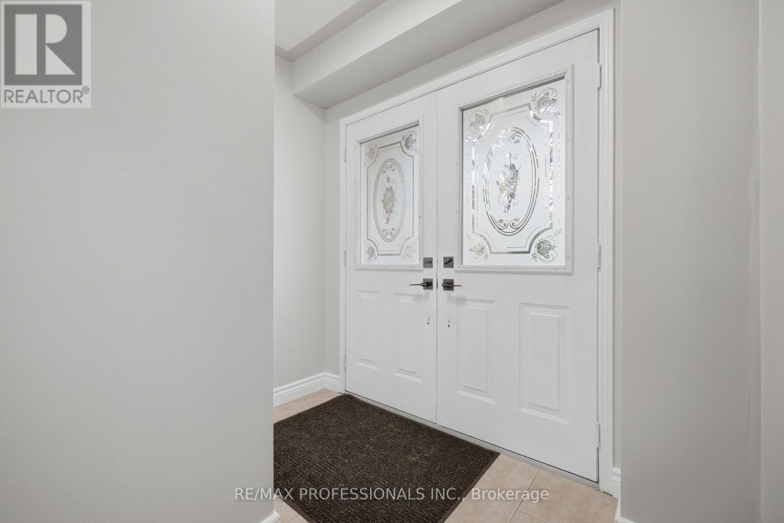116 Dominion Gardens Drive, Halton Hills, Ontario  L7G 6B4 - Photo 6 - W13062398