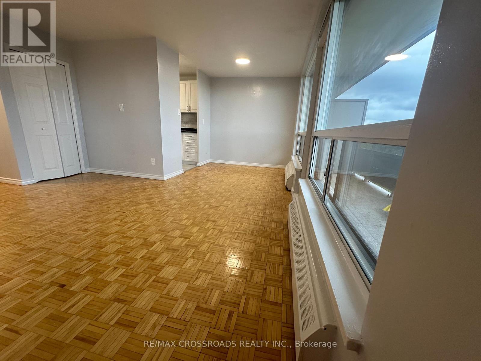 610 - 363 Lakeshore Road E, Mississauga, Ontario  L5G 1H7 - Photo 5 - W13062478