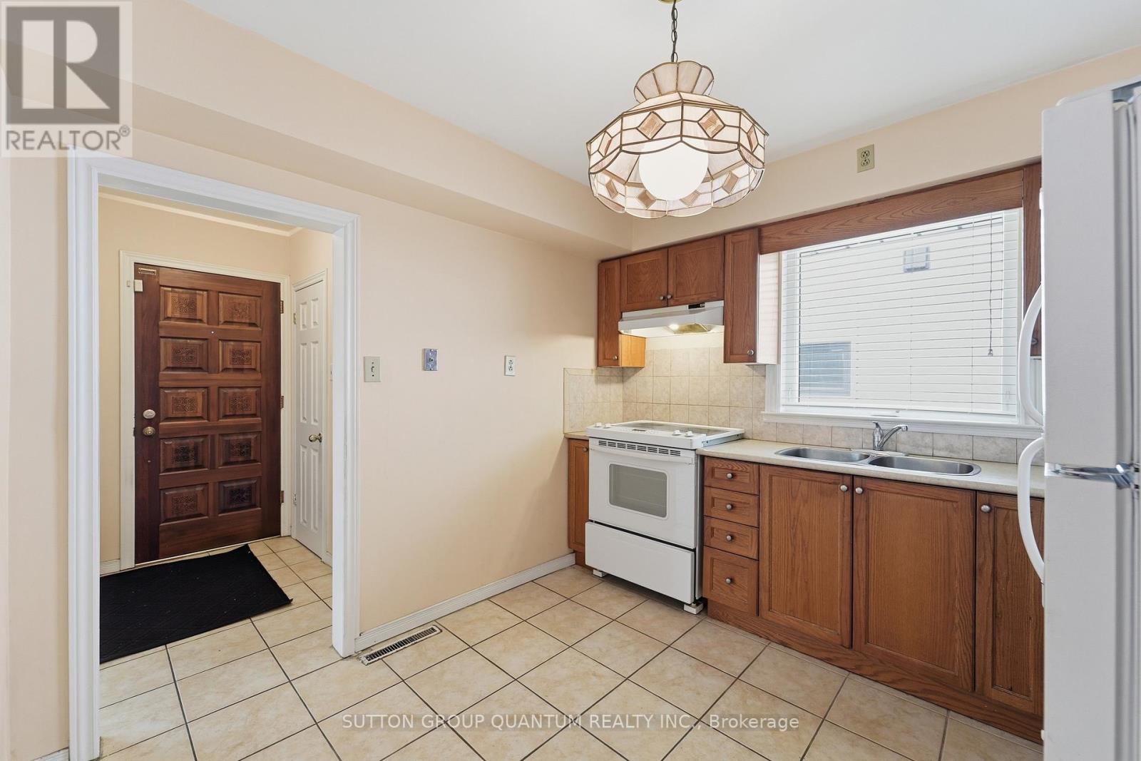 61 Forest Avenue, Mississauga, Ontario  L5G 1L3 - Photo 10 - W12887934