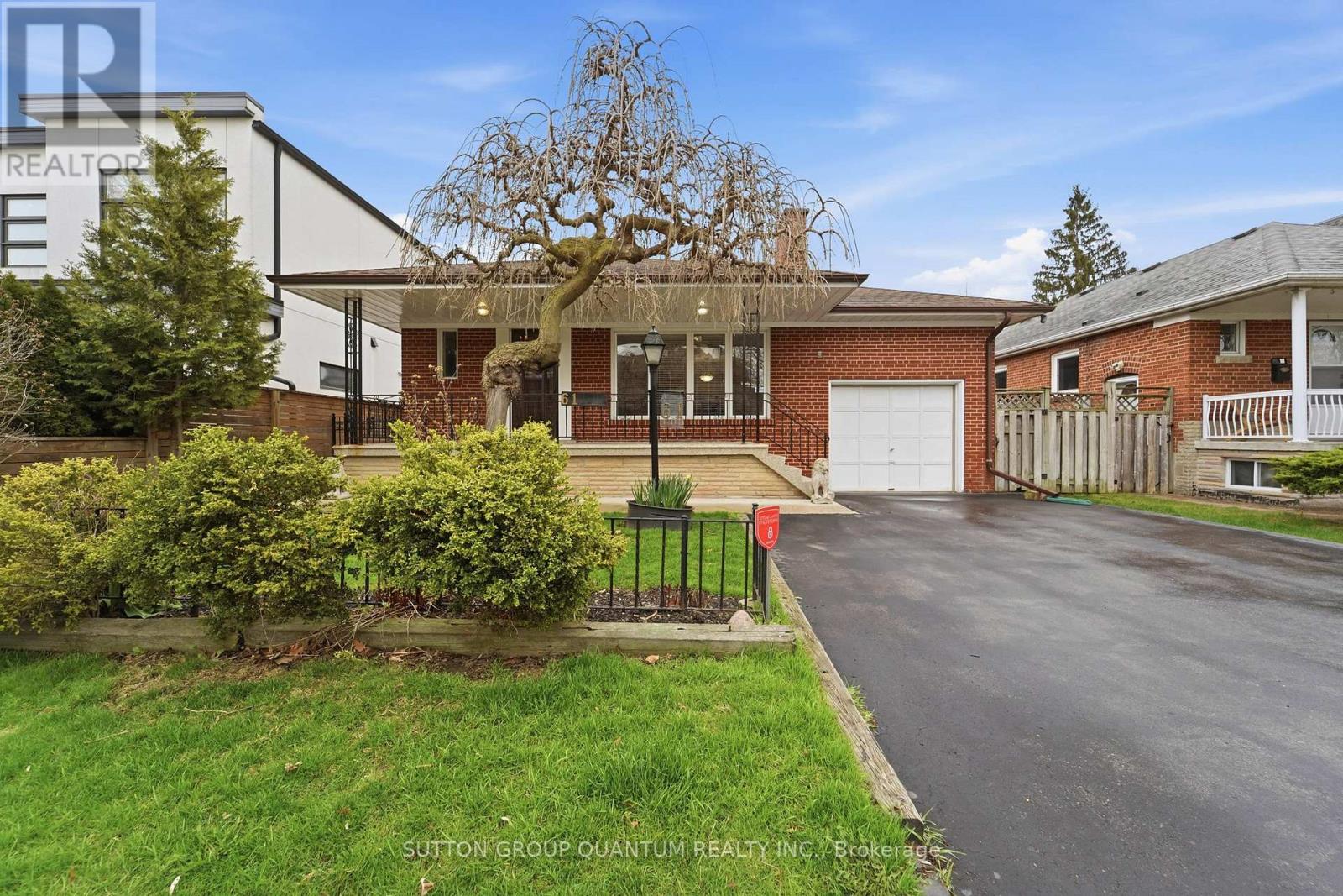 61 Forest Avenue, Mississauga, Ontario  L5G 1L3 - Photo 2 - W12887934