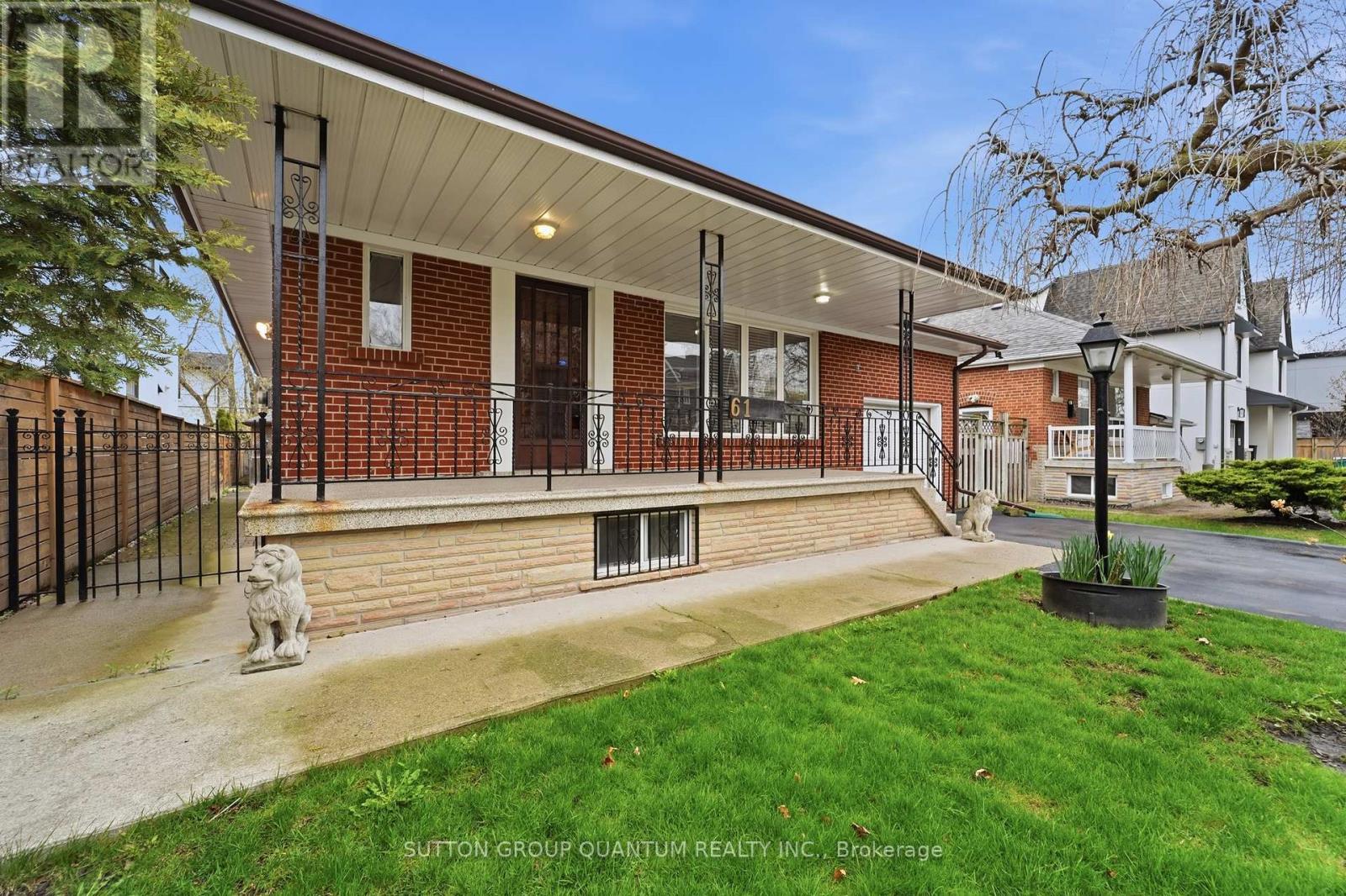 61 Forest Avenue, Mississauga, Ontario  L5G 1L3 - Photo 3 - W12887934