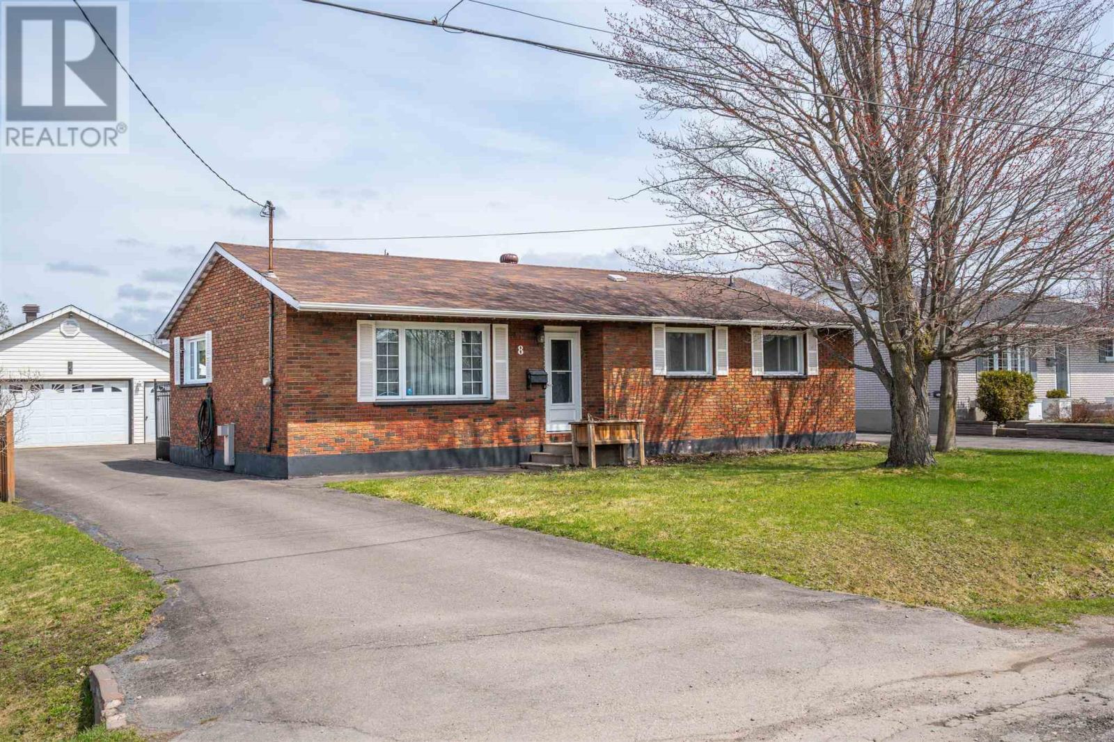 8 Winfield Dr, Sault Ste. Marie, Ontario  P6C 2M9 - Photo 1 - SM260827