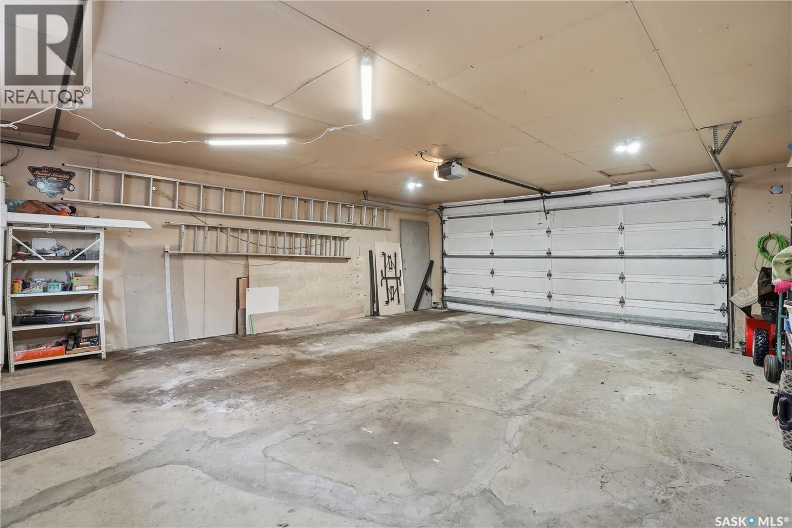 110 Mccarthy Boulevard N, Regina, Saskatchewan  S4R 6A4 - Photo 3 - SK034397