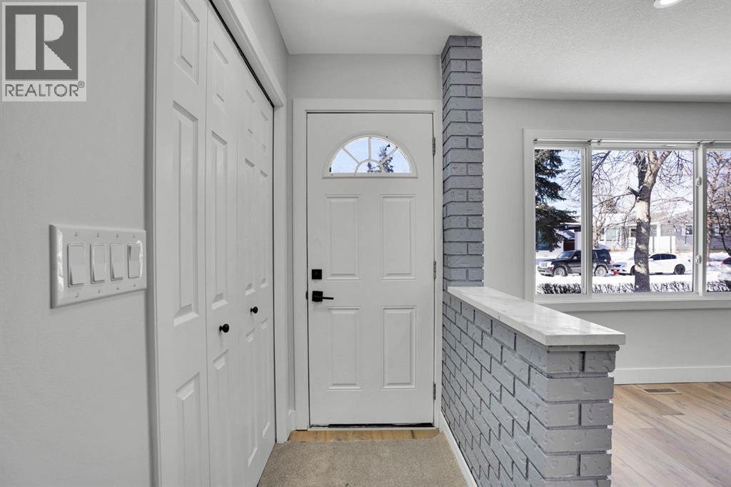 363 Templeside Circle NE, Calgary, Alberta  T1Y 3M1 - Photo 2 - A2297140