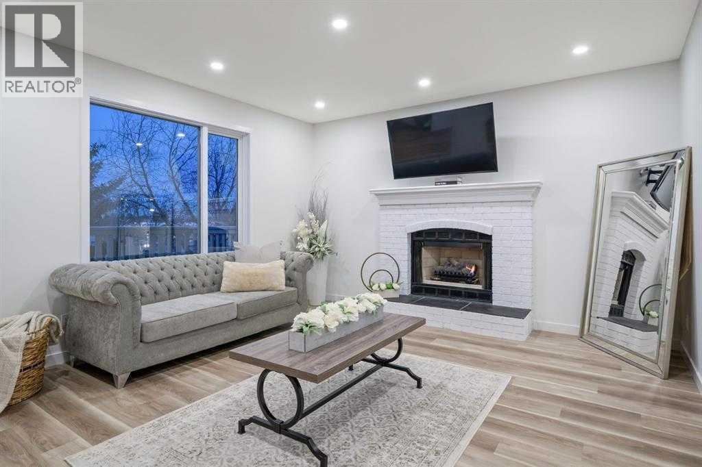 16 Sandringham Close NW, Calgary, Alberta  T3K 3W8 - Photo 13 - A2286563