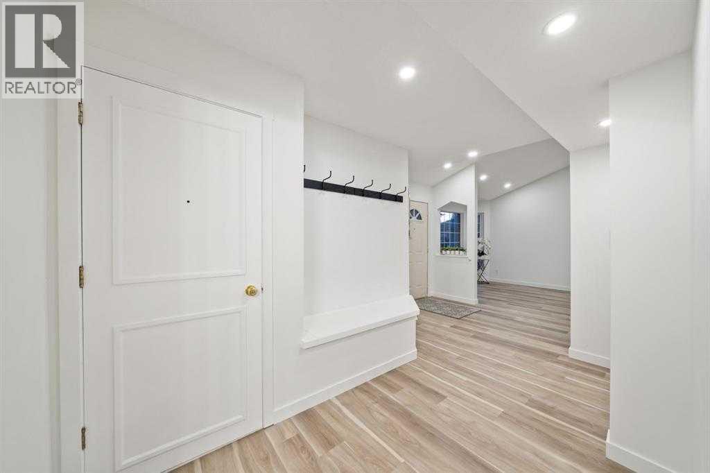 16 Sandringham Close NW, Calgary, Alberta  T3K 3W8 - Photo 15 - A2286563