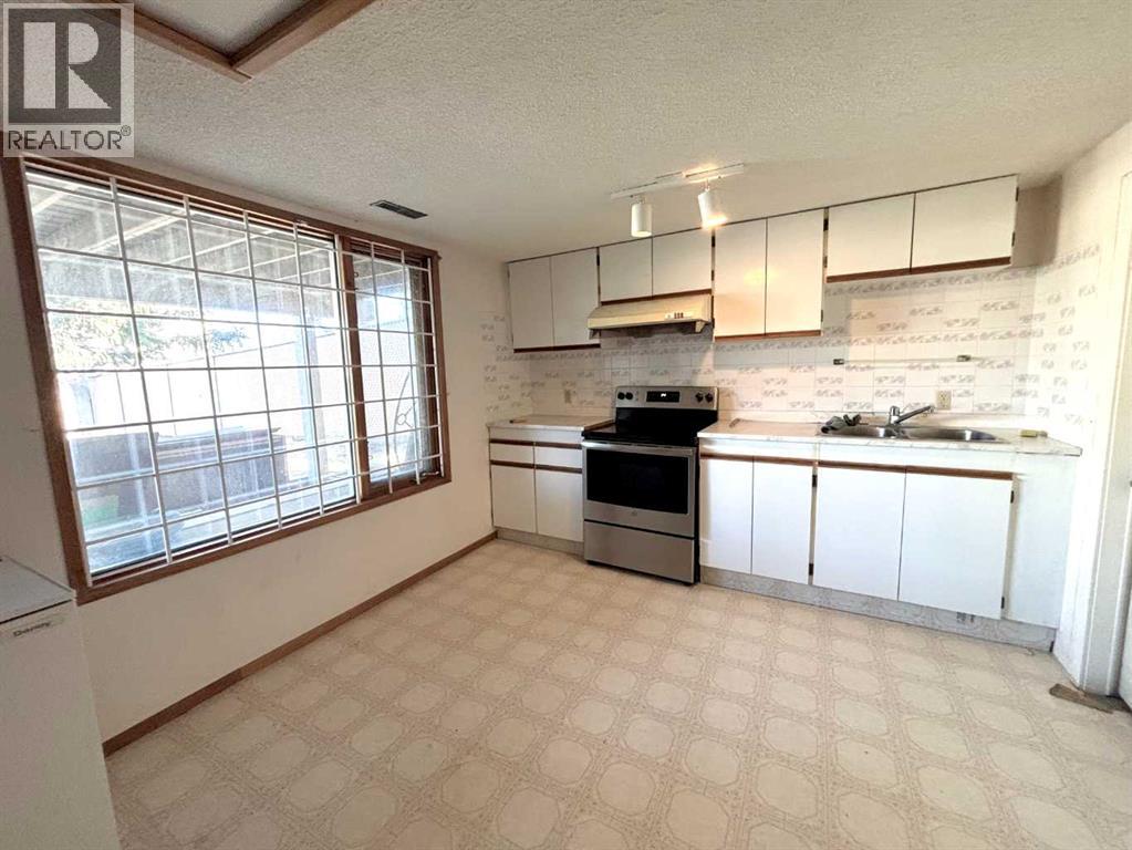 16 Sandringham Close NW, Calgary, Alberta  T3K 3W8 - Photo 32 - A2286563