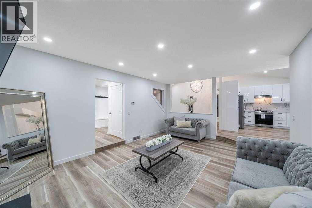16 Sandringham Close NW, Calgary, Alberta  T3K 3W8 - Photo 10 - A2286563
