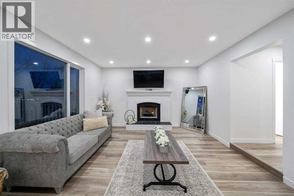 16 Sandringham Close NW, Calgary, Alberta  T3K 3W8 - Photo 11 - A2286563