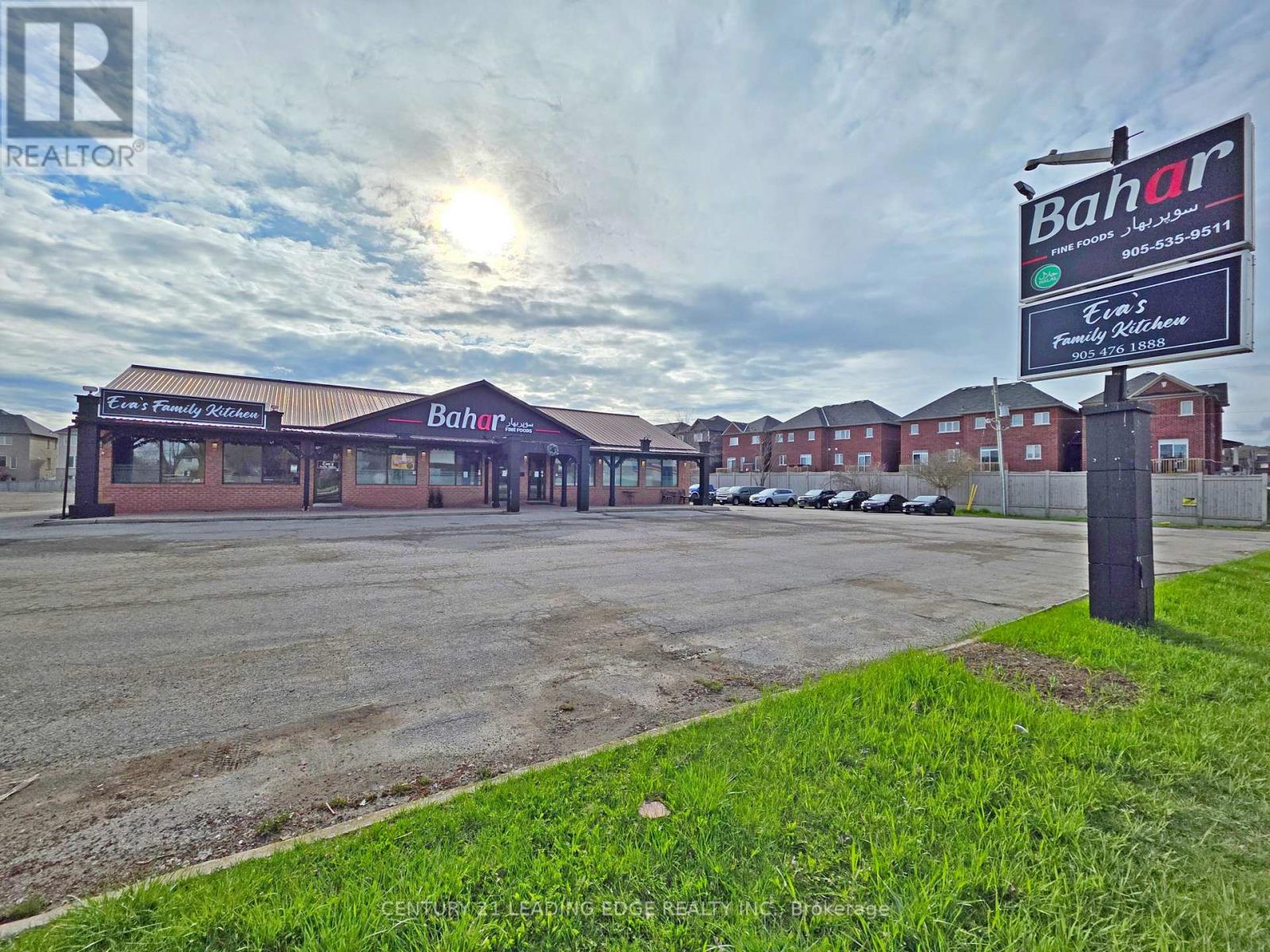 591 The Queensway South, Georgina, Ontario  L4P 2G3 - Photo 5 - N12852036