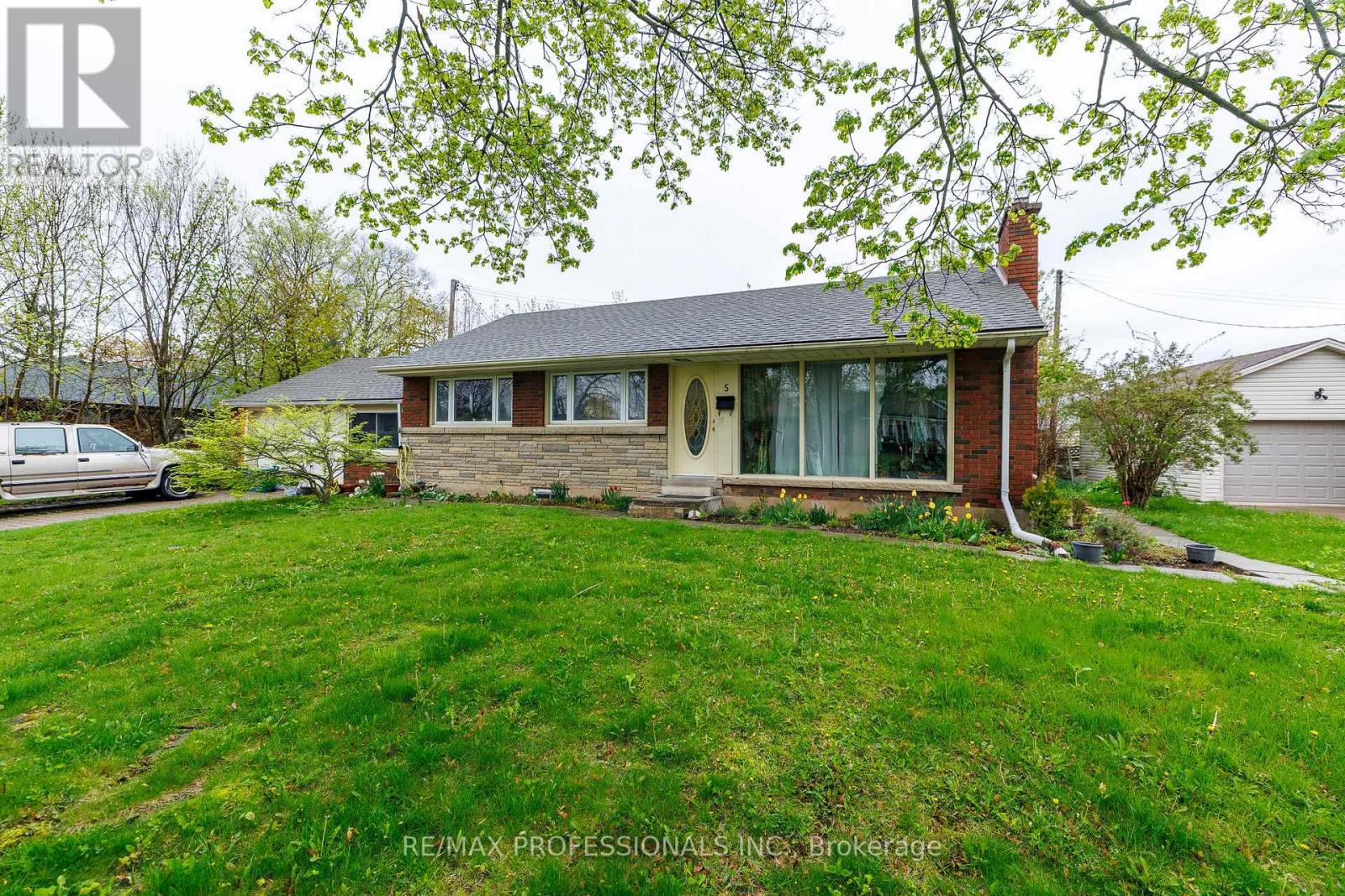 BSMT - 5 BRYNE BOULEVARD, St. Catharines, Ontario