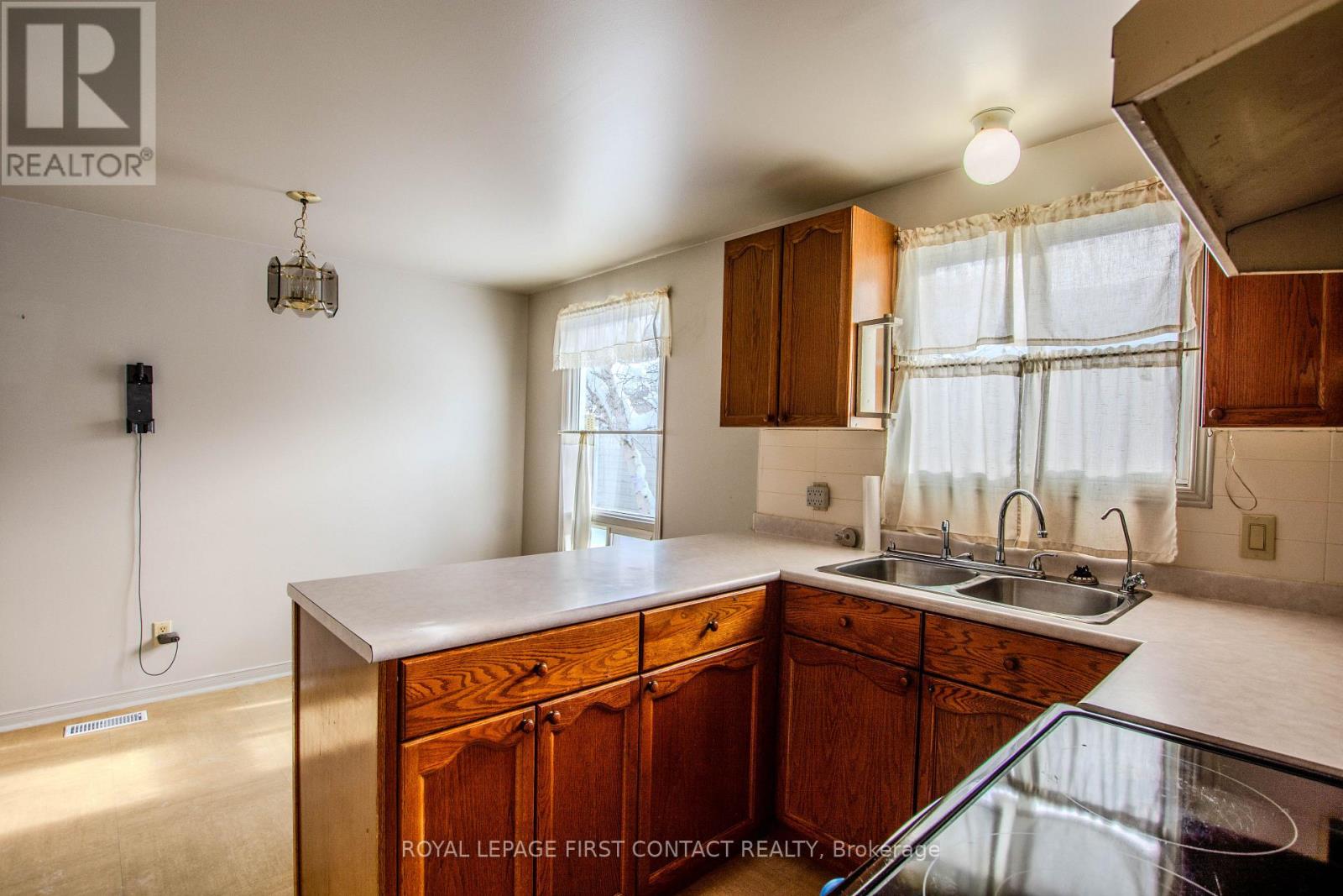 27 Royal Oak Drive, Innisfil, Ontario  L0L 1L0 - Photo 3 - N12775204