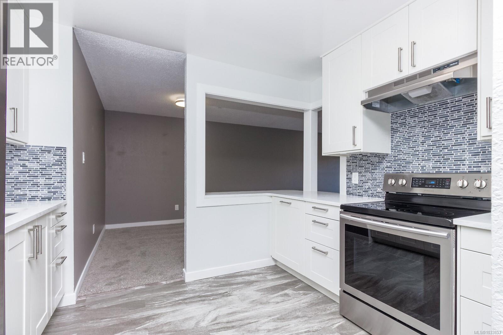 210 3240 Glasgow Ave, Saanich, British Columbia  V8X 1M2 - Photo 4 - 1033853