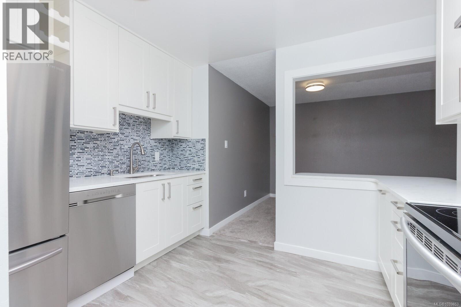 210 3240 Glasgow Ave, Saanich, British Columbia  V8X 1M2 - Photo 5 - 1033853