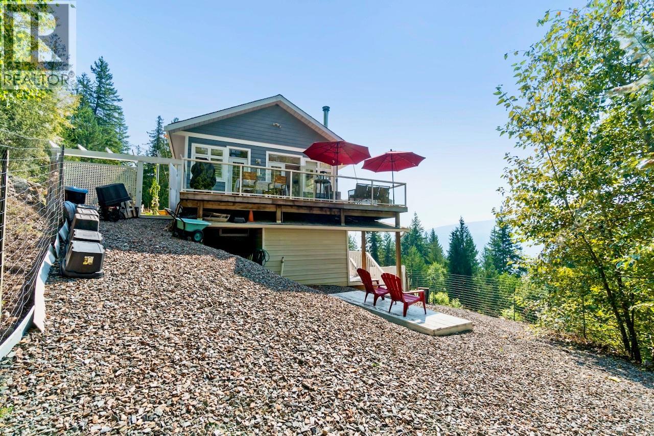7660 Lichen Road, Anglemont, British Columbia  V0E 1M8 - Photo 11 - 10384254