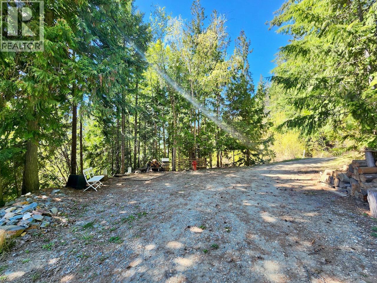 7660 Lichen Road, Anglemont, British Columbia  V0E 1M8 - Photo 7 - 10384254