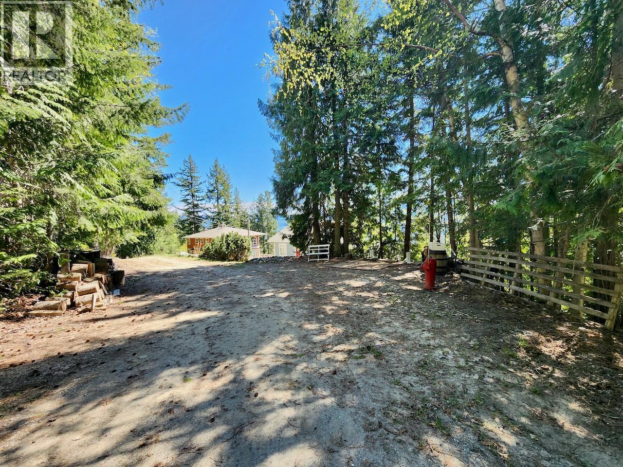 7660 Lichen Road, Anglemont, British Columbia  V0E 1M8 - Photo 6 - 10384254