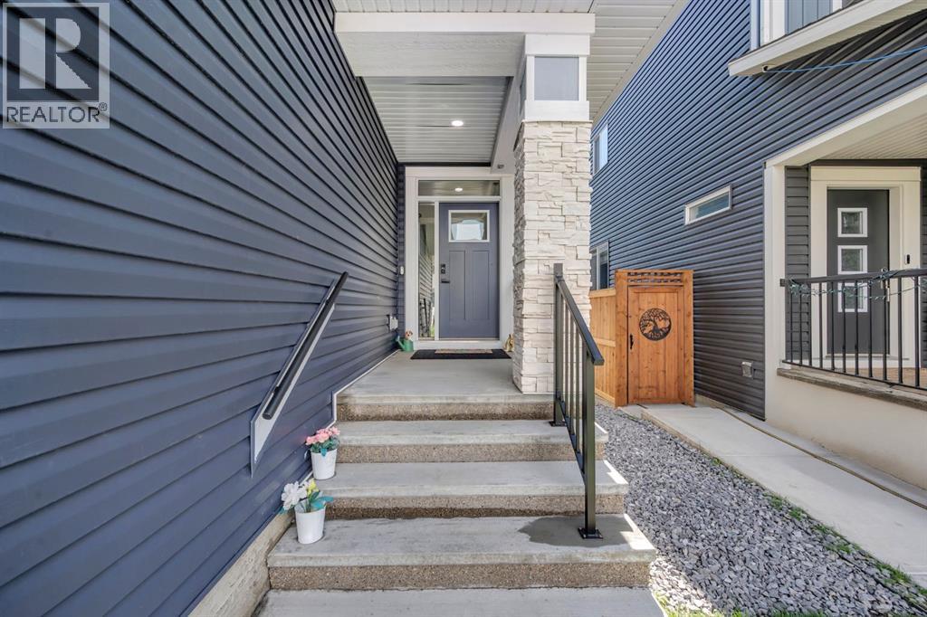945 Midtown Avenue SW, Airdrie, Alberta  T4B 4V8 - Photo 3 - A2287241