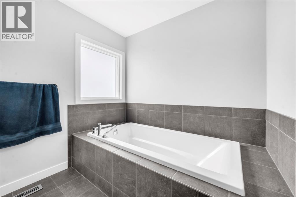 945 Midtown Avenue SW, Airdrie, Alberta  T4B 4V8 - Photo 30 - A2287241