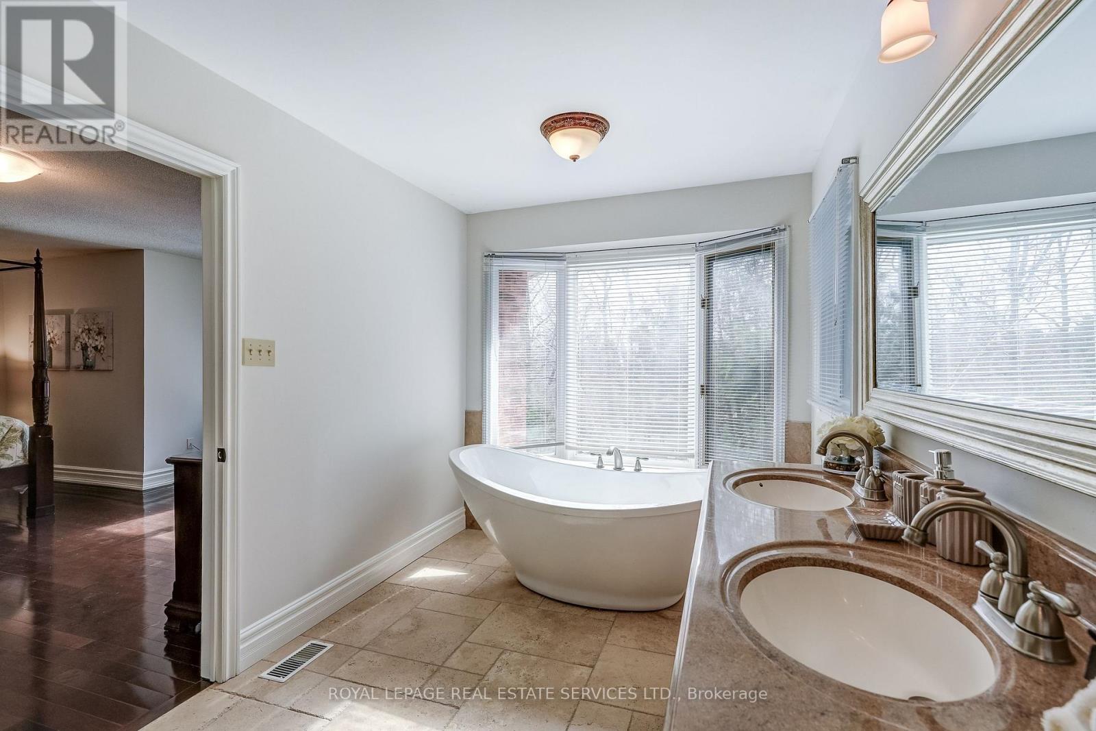 9 Morrison Creek Crescent, Oakville, Ontario  L6H 4C2 - Photo 27 - W12985370