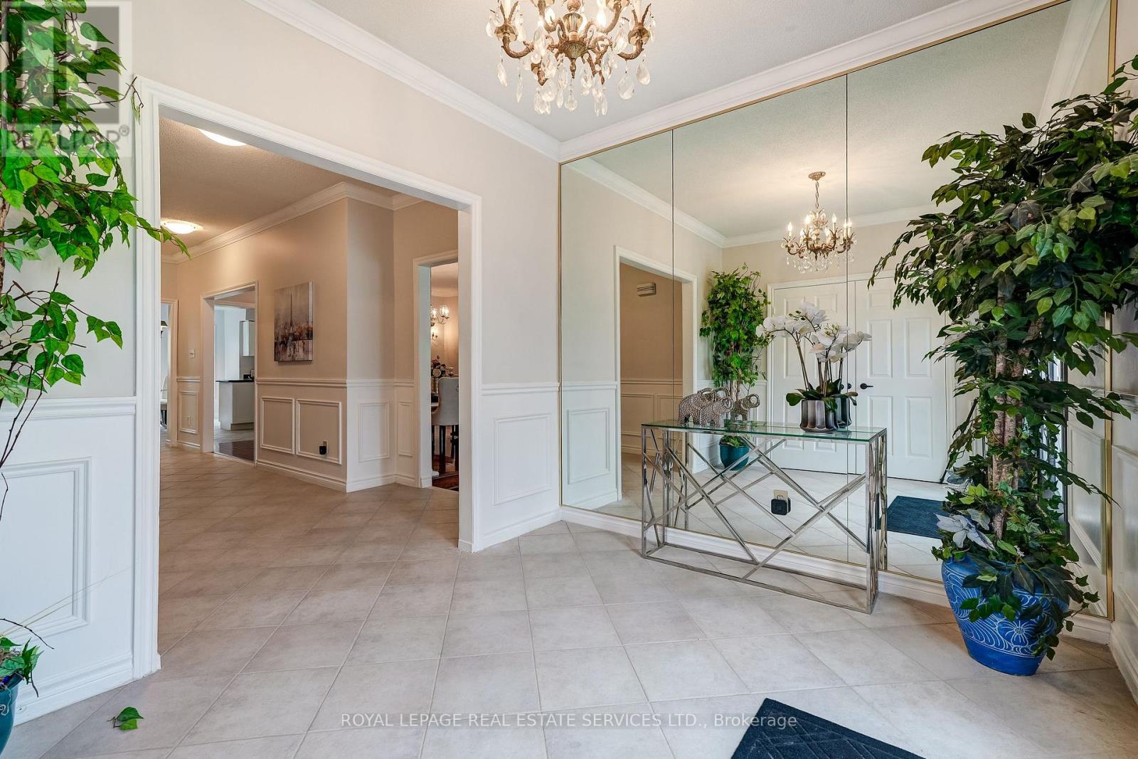 9 Morrison Creek Crescent, Oakville, Ontario  L6H 4C2 - Photo 5 - W12985370