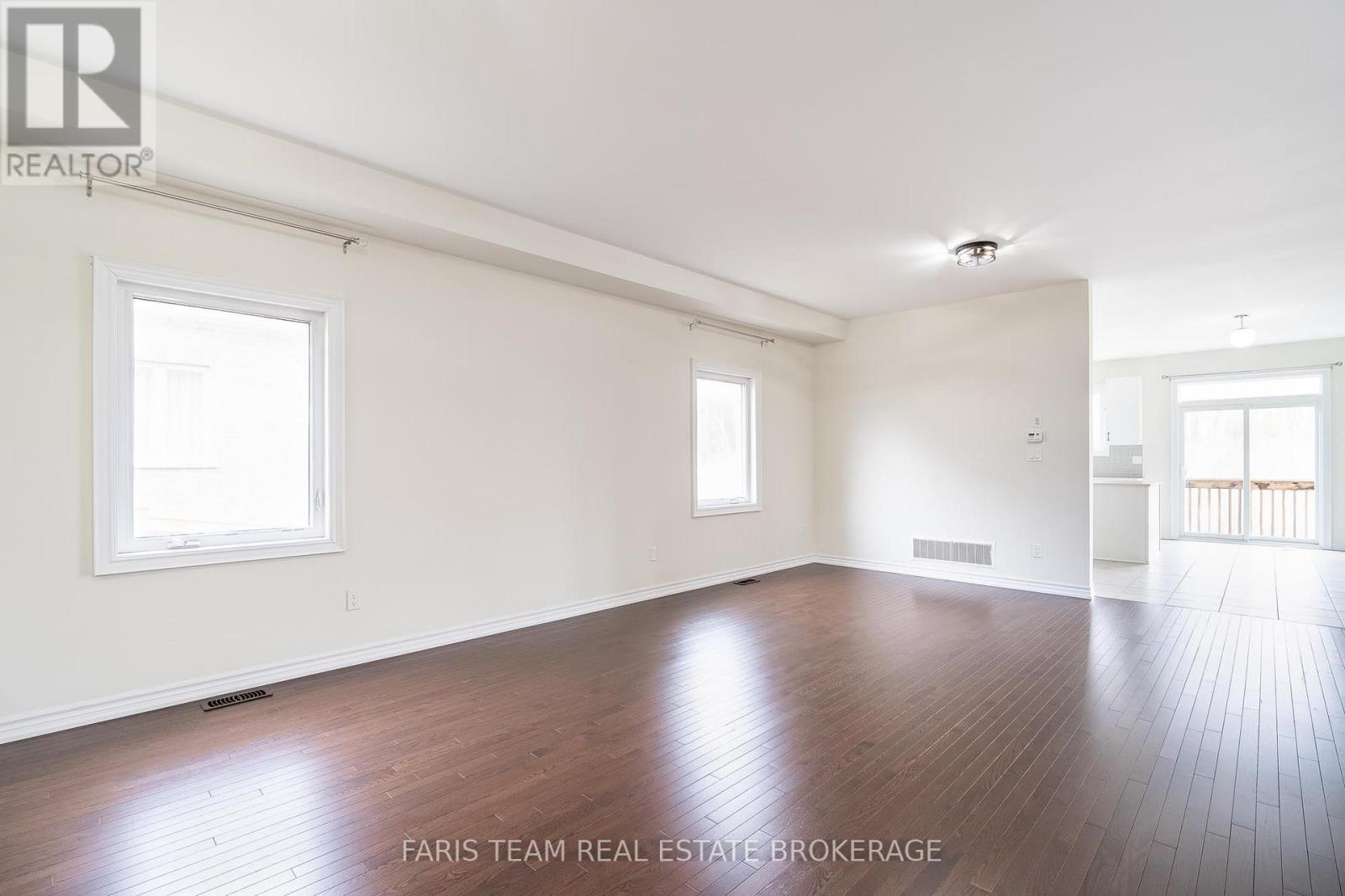 33 Pearl Street, Wasaga Beach, Ontario  L9Z 0G9 - Photo 14 - S13063124